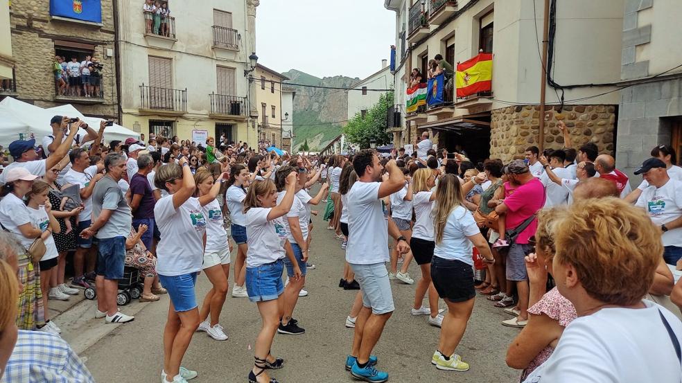 Coreografía del 'flashmob' grabado a mediodía en el epicentro de la Fiesta de la Solidaridad, en Torrecilla en Cameros. 