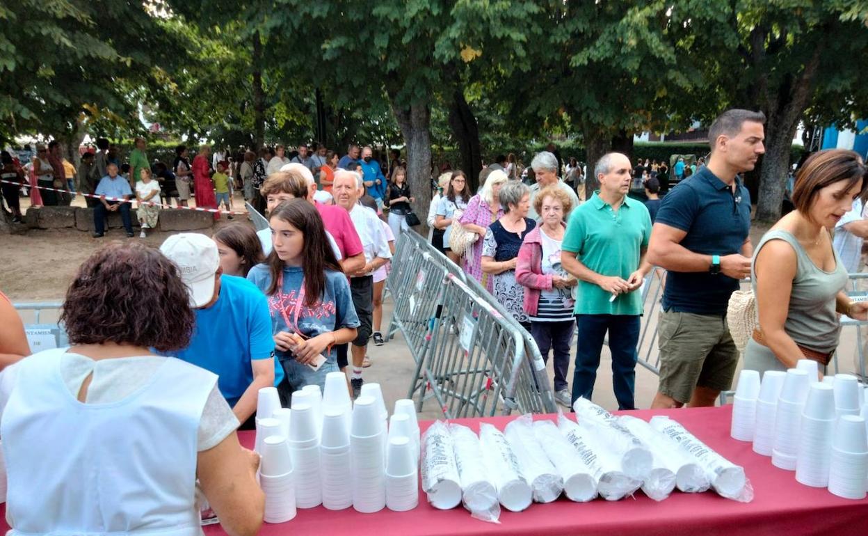 Chocolatada ofrecida por la Asociación de Mujeres de Ezcaray. 