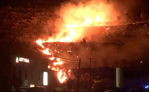 Imagen principal - Un incendio quema 15,6 hectáreas de monte en Ojacastro