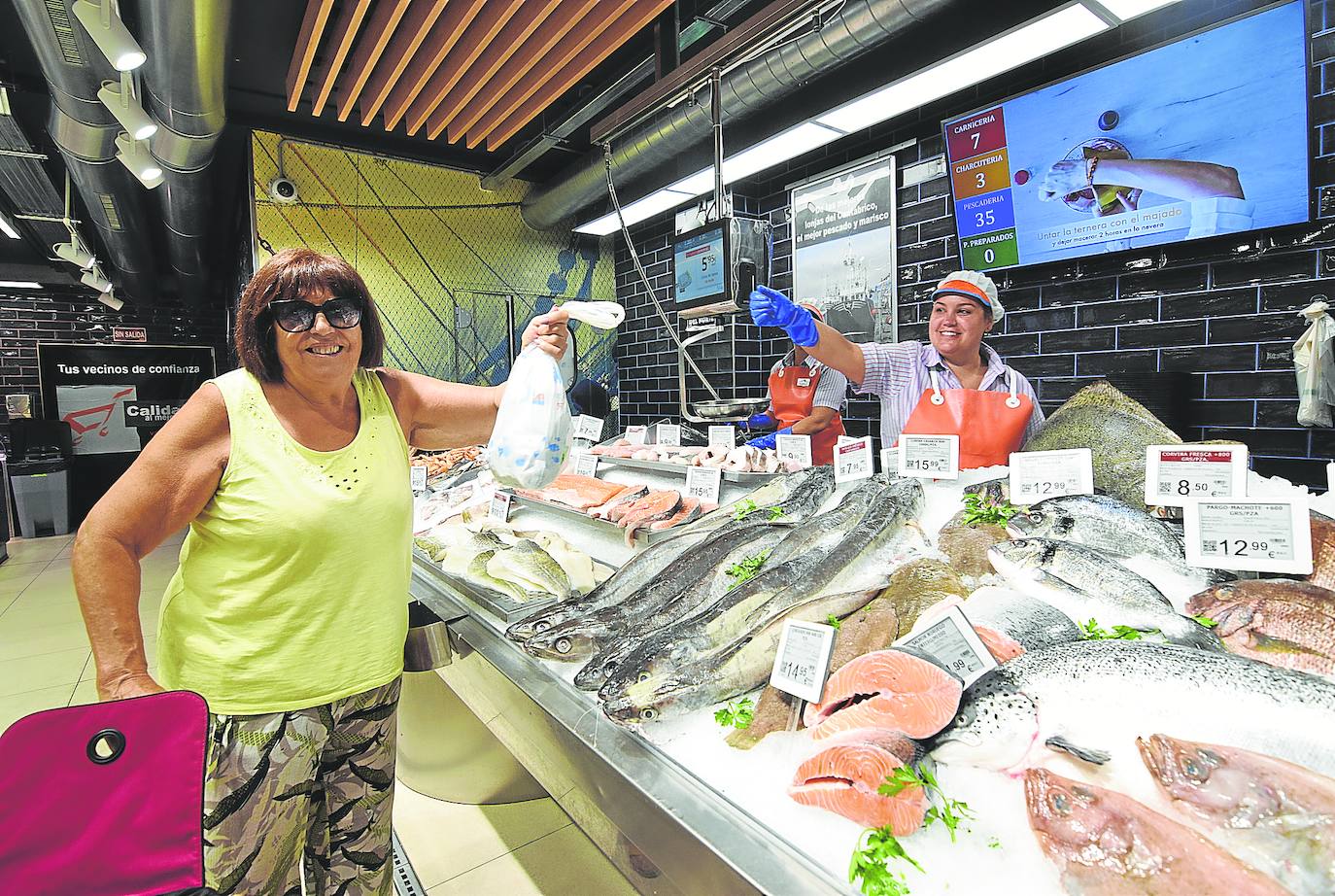 Montse realiza la compra en la pescadería. 