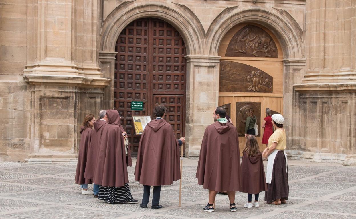 Un grupo junto a la catedral, en visita guiada. 