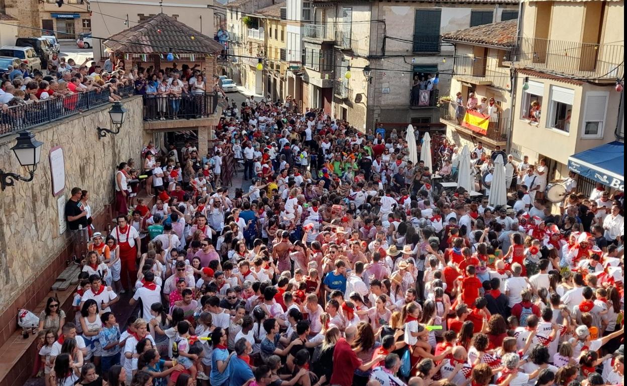 La Plaza de España de Aguilar, abarrotada de público, ayer en el lanzamiento del cohete. 