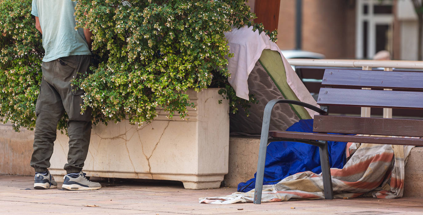 Fotos: Inquietud social y humanitaria por el estado de la Alhóndiga