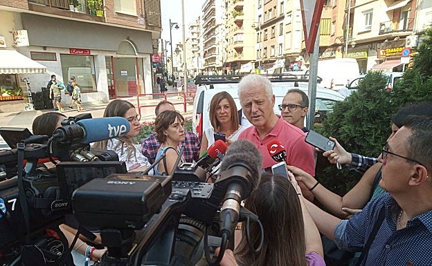 El alcalde atiende a los medios de comunicación durante su visita a la calle Murrieta. 