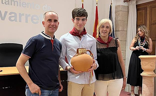 Cid de María recibe el Cántaro de Navarrete como triunfador de manos de la concejala de festejos y el empresario taurino. 