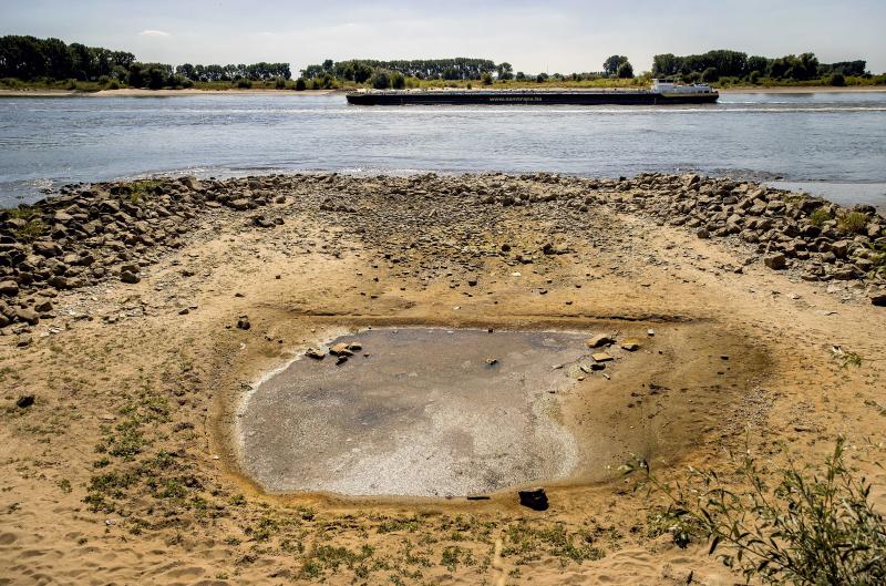 Un barco navega a duras penas por el tramo alemán más seco del Rin cerca de la frontera con Países Bajos