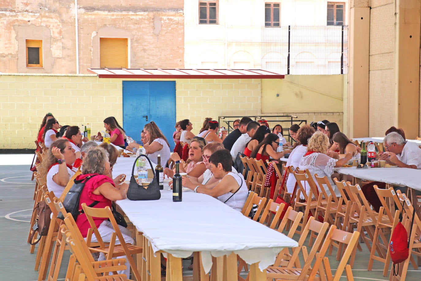 Varias cuadrillas compartieron mesa en la paellada en el día de la mujer en el pabellón de La Salle-El Pilar. 