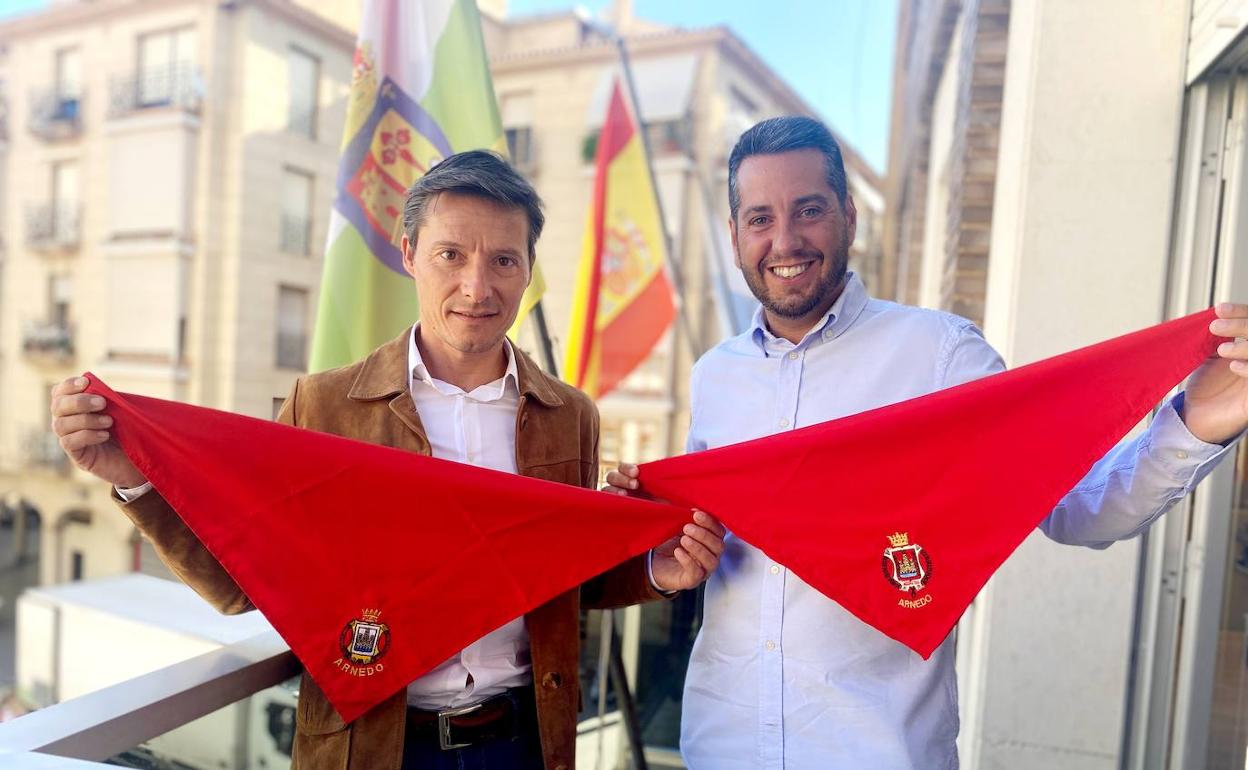 Urdiales y García, en el balcón del Ayuntamiento de Arnedo. 