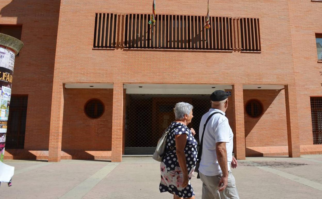 Una pareja pasa delante del Juzgado de Calahorra, que se mantiene cerrado. 