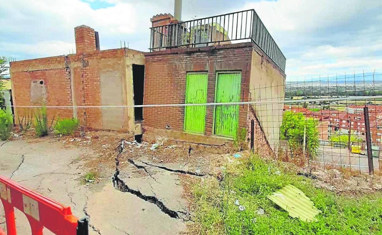 Situación extrema del número 61 del barrio de Bodegas de Villamediana de Iregua, declarado en estado de ruina. 