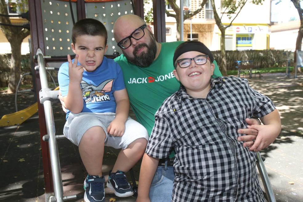 Eduardo, el padre, posa junto a sus dos hijos: Izan, de 10 años, y Markel, de 5. 