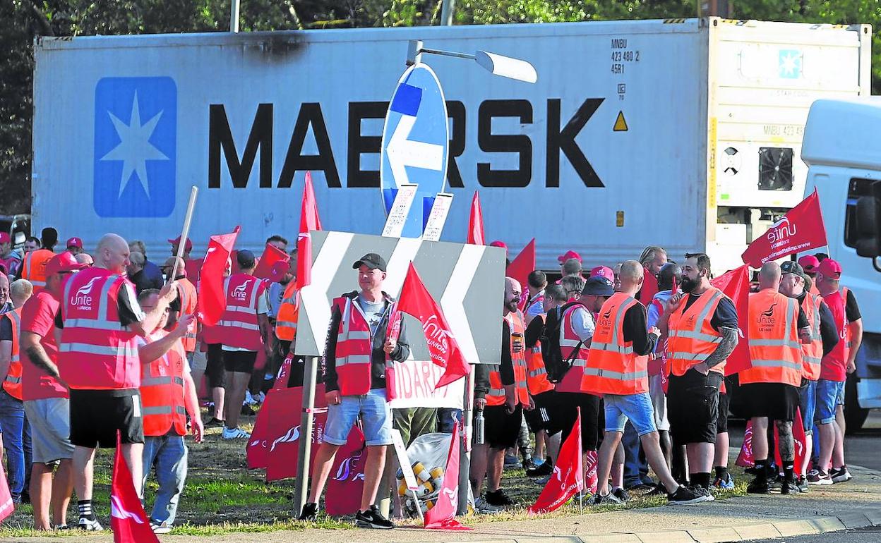 Un grupo de piquetes bloquea la entrada de la zona de contenedores del puerto de Felixstowe.