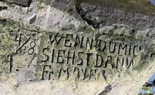 Inscripción en la piedra del hambre de Děčín: 'Wenn du mich siehst, dann weine' (si me ves, llora). 