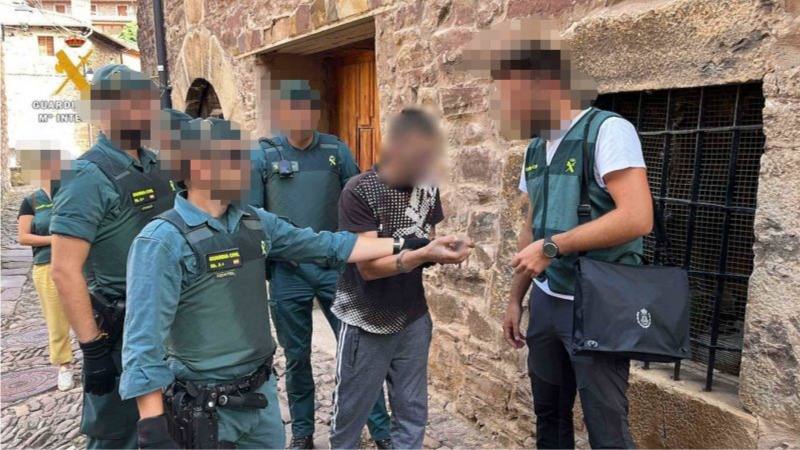 Fotos: Así fue el registro en Viniegra y Alberite tras el crimen