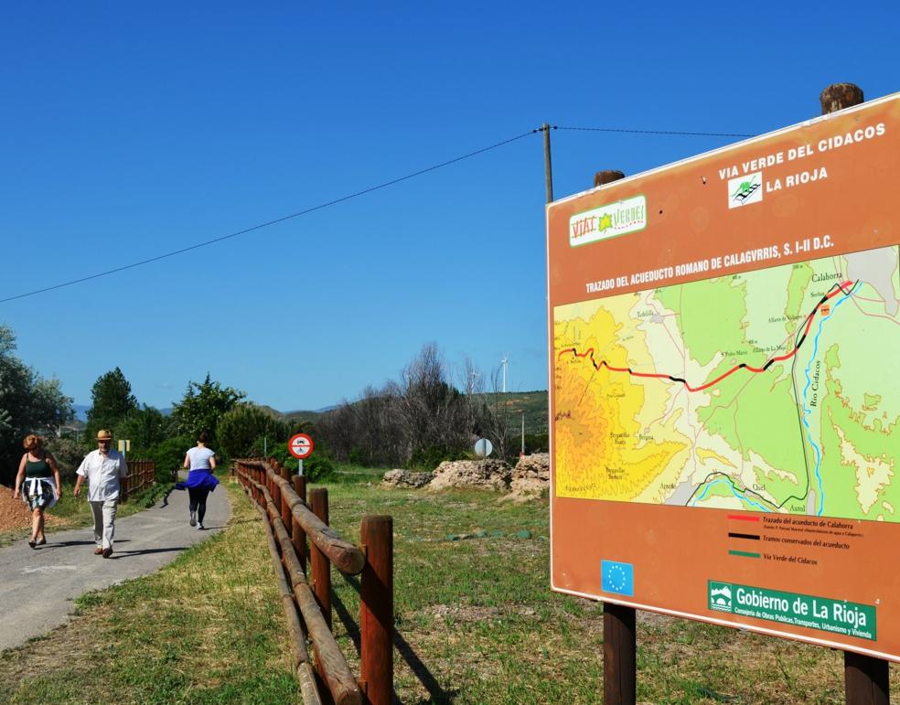 La vía verde es uno de los paseos habituales de muchos calagurritanos. 