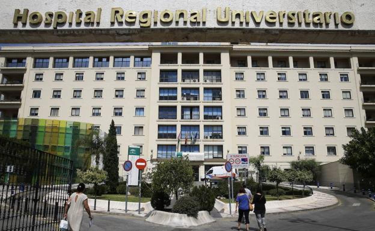 El joven tuvo que ser trasladado al Hospital Regional Universitario de Málaga tras quedar varias horas atrapado en el pozo. 