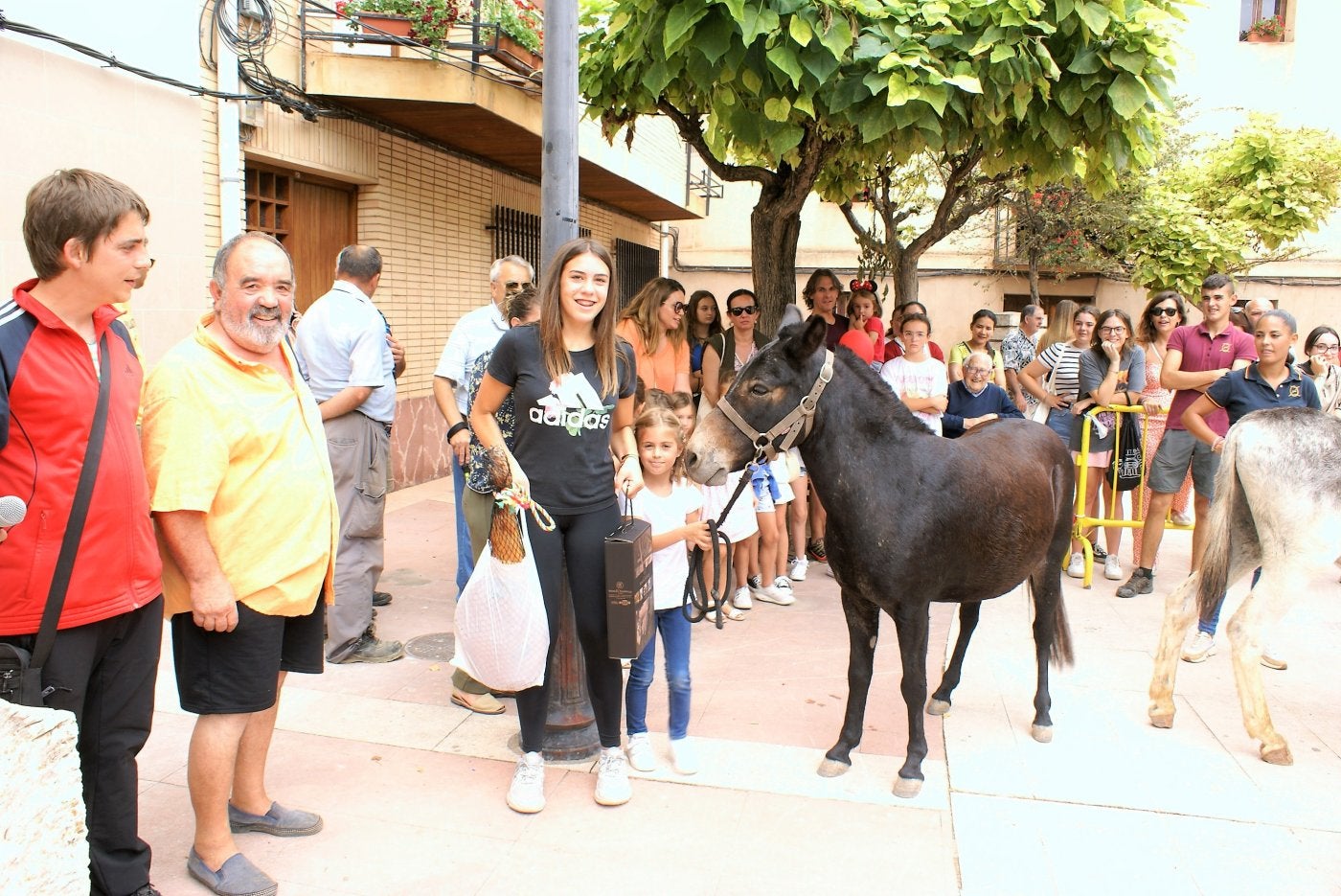 La ganadora, tras recibir de manos del alcalde el jamón de premio. 