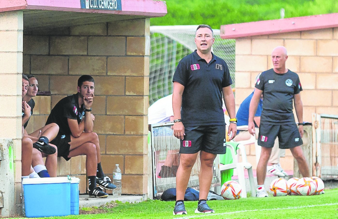 Llona da instrucciones en un partido de pretemporada. 