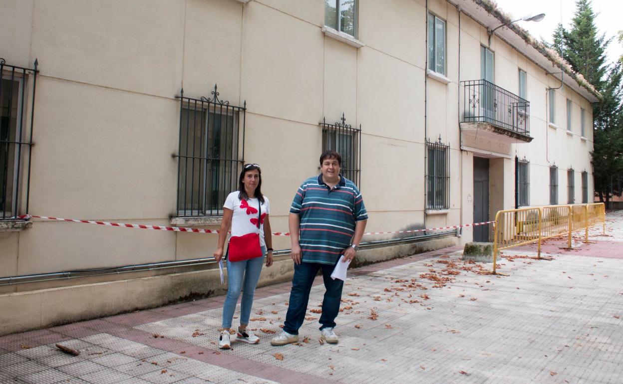 Carlos Barrón y Cristina Domingo, ayer junto al viejo cuartel. 