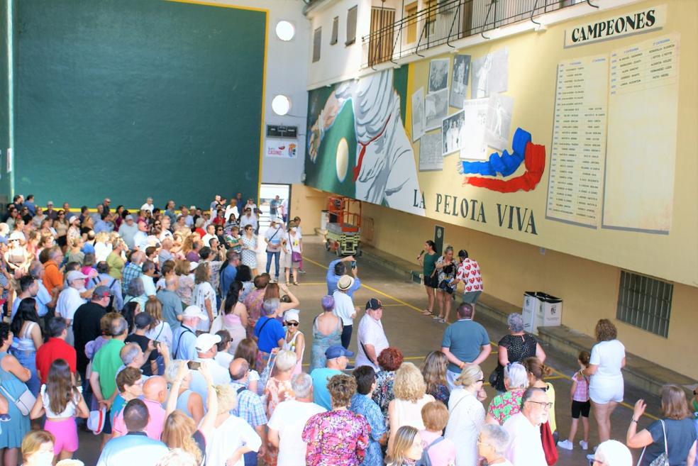 Mural de Susana Garay 'La pelota viva', en el frontón San Isidro. 