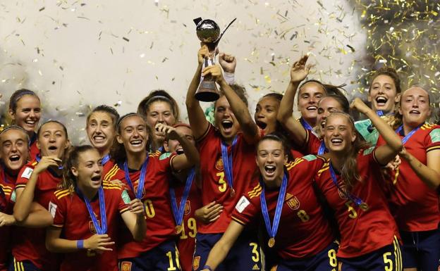 Ana Tejada levanta la copa del mundo para España