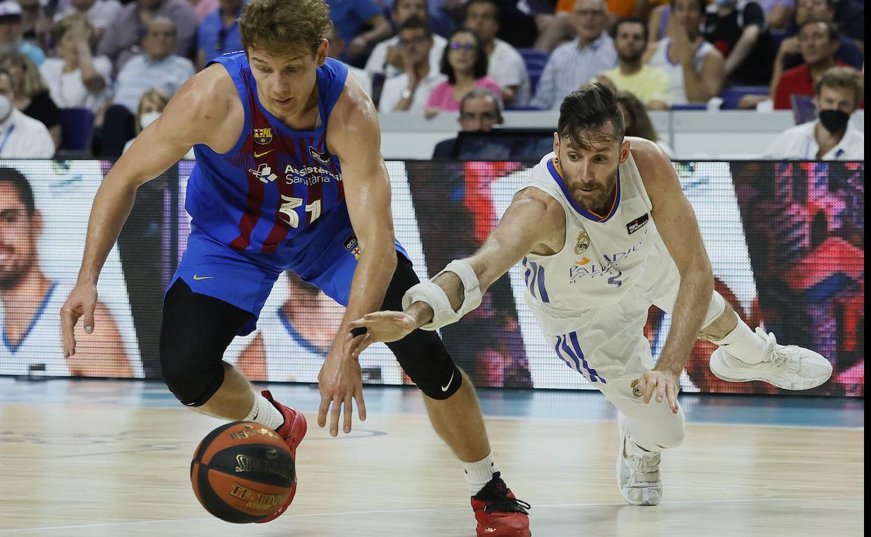 Rokas Jokubaitis y Rudy Fernández disputan un balón en la última final de la Liga Endesa. 