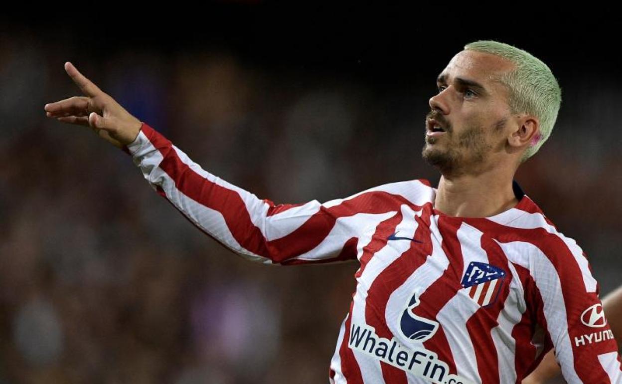 Antoine Griezmann celebra su gol en Mestalla que le dio tres puntos al Atlético. 