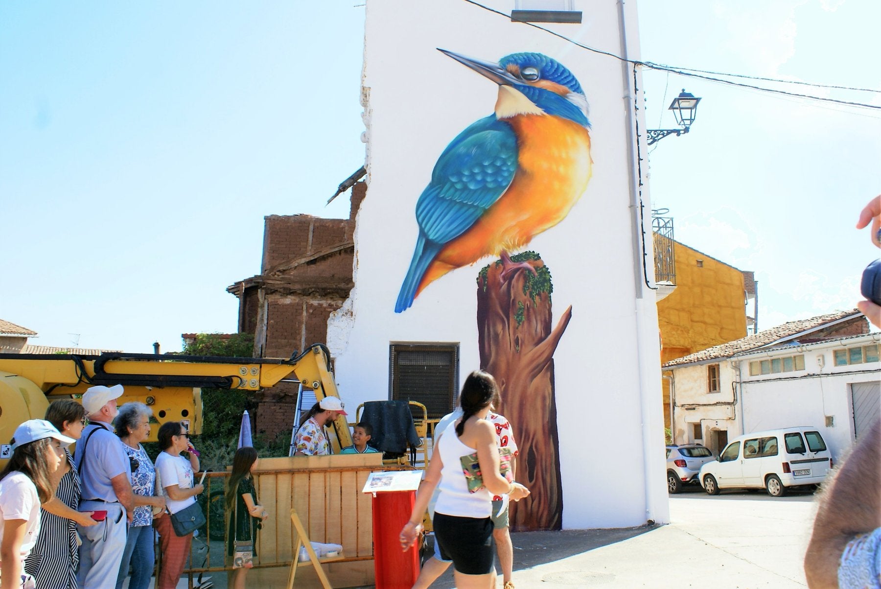 Mural homenaje al Martín Pescador que embellece uno de los rincones de Baños. 