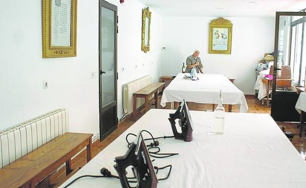 Imagen principal - La amplia sala de planchado está lista para recibir encargos. Abajo, lavandería del convento, con capacidad para realizar más trabajo. El regato facilita el riego para el huerto del convento. 