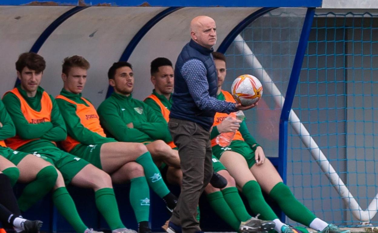 Israel Villarreal, entrenador del ascenso, sigue en el banquillo. 
