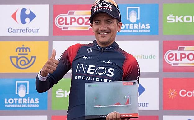 Richard Carapaz celebra su victoria en el podio. 