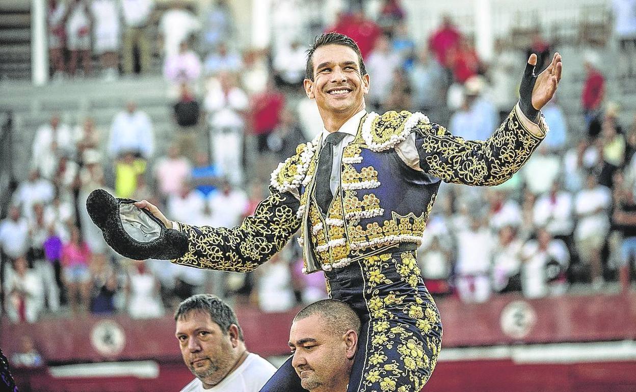 Manzanares fue el gran triunfador de la tarde y salió a hombros de la plaza calagurritana. 