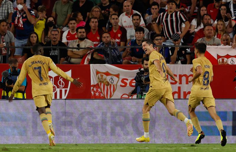 Lewandowski celebra su tanto ante el Sevilla en el Pizjuán.