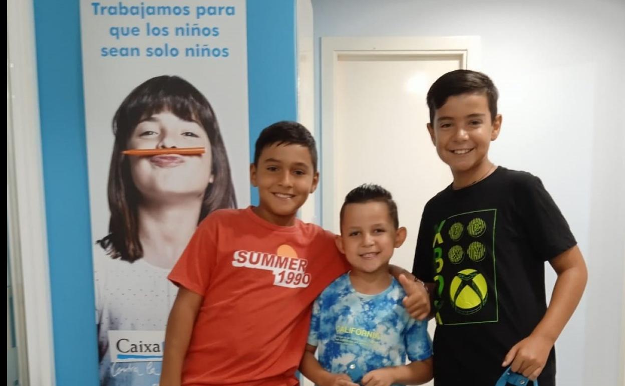 Tres alumnos beneficiarios. 