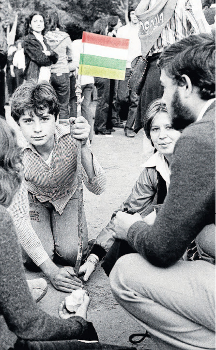 Un joven clava en el suelo una bandera de La Rioja durante la celebración de Nájera. 