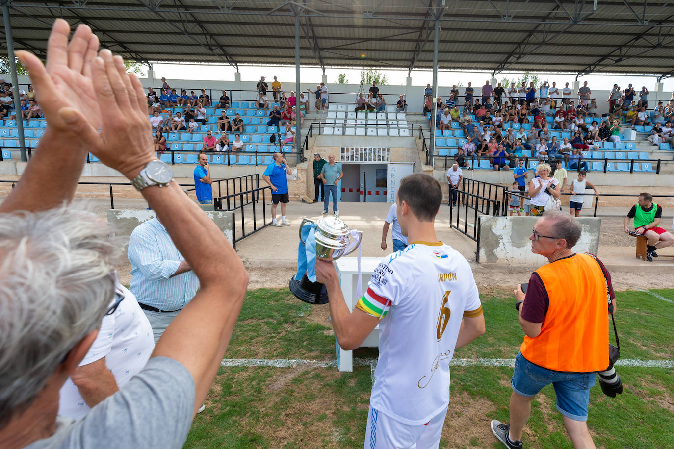 Fotos: Dulce estreno del Arnedo en Segunda RFEF