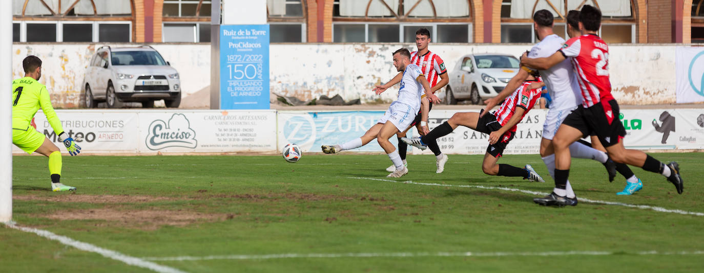 Fotos: Dulce estreno del Arnedo en Segunda RFEF