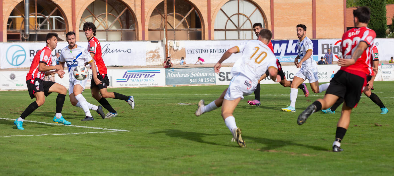 Fotos: Dulce estreno del Arnedo en Segunda RFEF