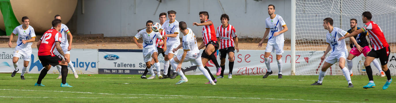 Fotos: Dulce estreno del Arnedo en Segunda RFEF