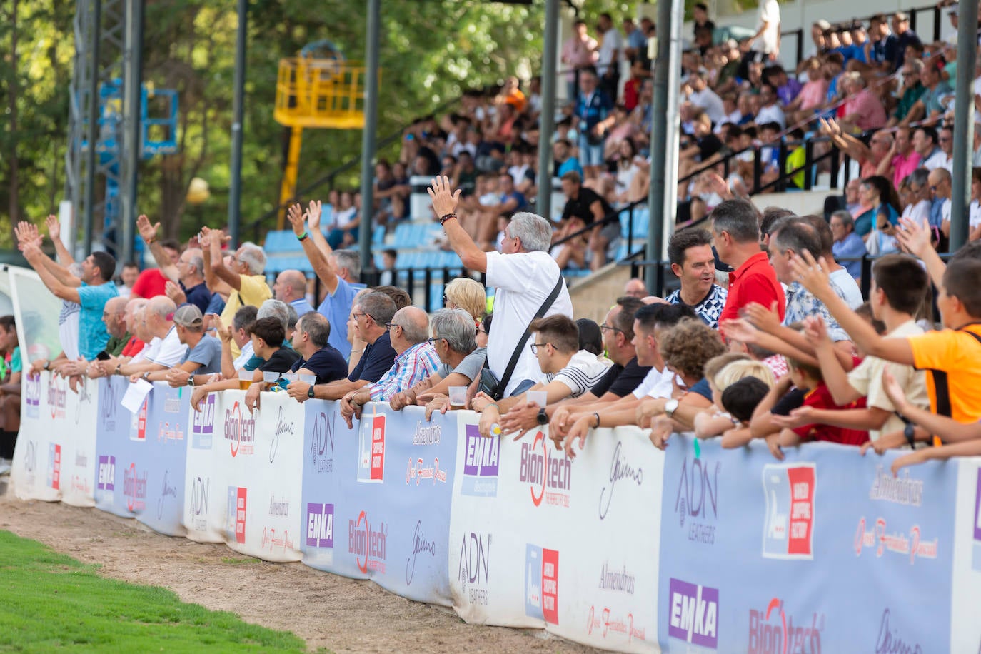 Fotos: Dulce estreno del Arnedo en Segunda RFEF