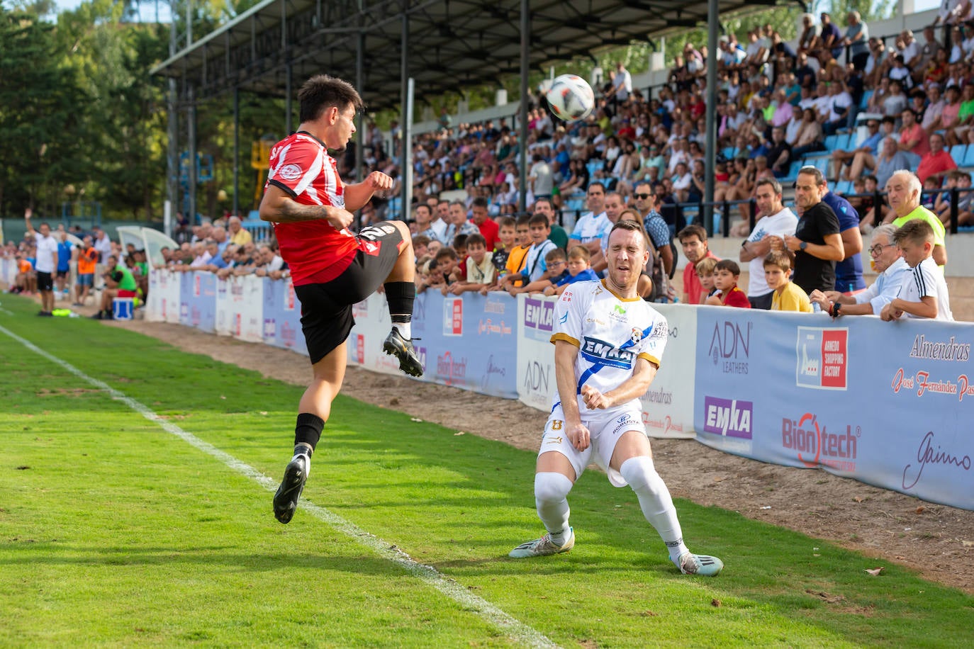 Fotos: Dulce estreno del Arnedo en Segunda RFEF