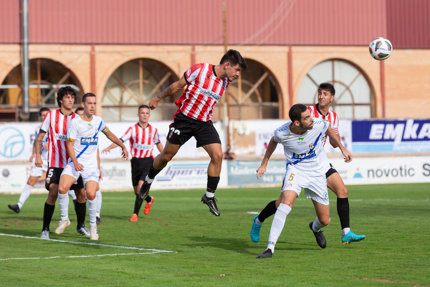 Fotos: Dulce estreno del Arnedo en Segunda RFEF