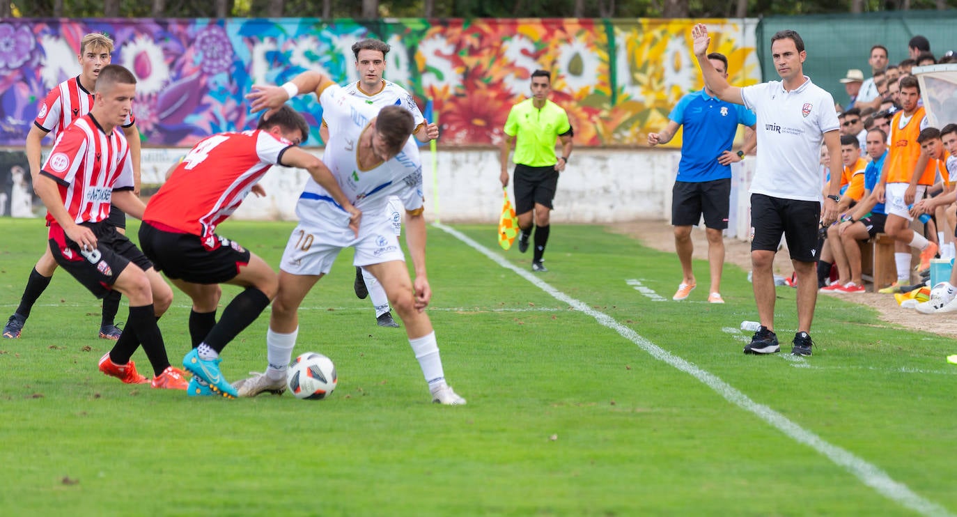 Fotos: Dulce estreno del Arnedo en Segunda RFEF