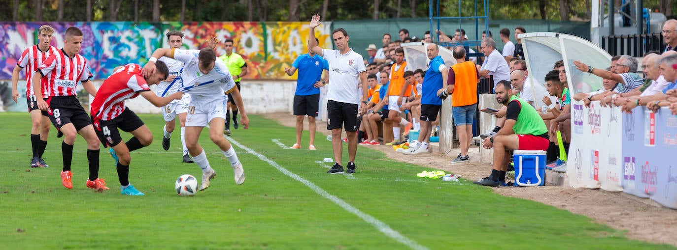 Fotos: Dulce estreno del Arnedo en Segunda RFEF