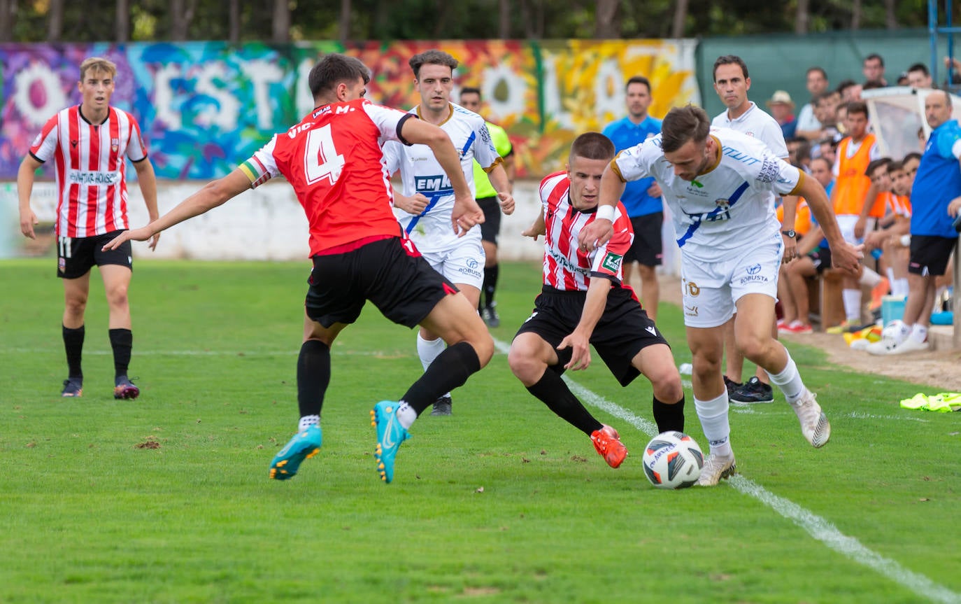 Fotos: Dulce estreno del Arnedo en Segunda RFEF