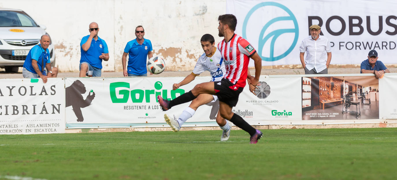 Fotos: Dulce estreno del Arnedo en Segunda RFEF