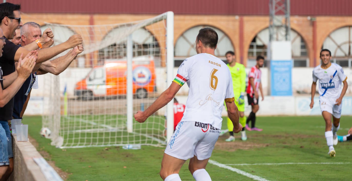 Fotos: Dulce estreno del Arnedo en Segunda RFEF