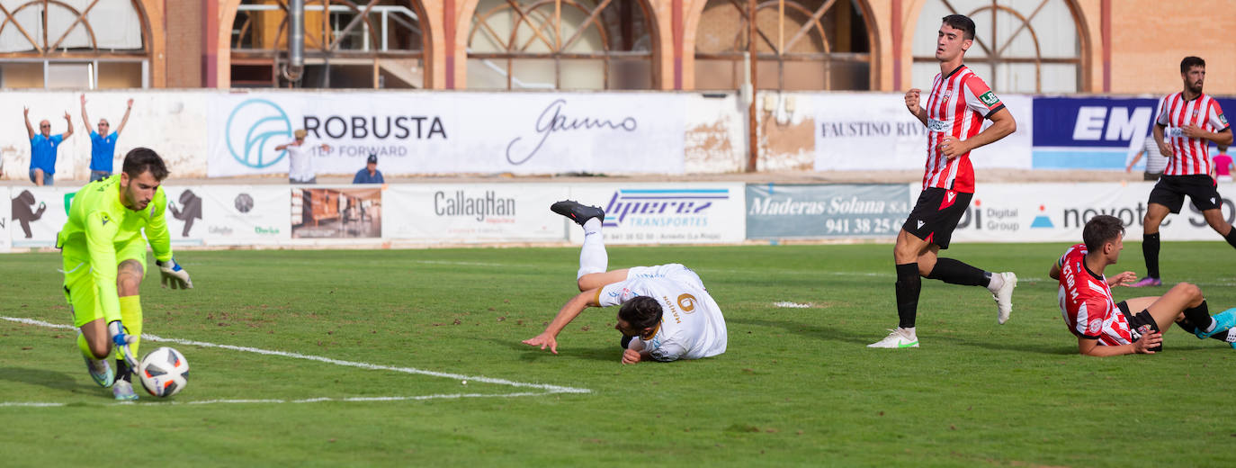 Fotos: Dulce estreno del Arnedo en Segunda RFEF