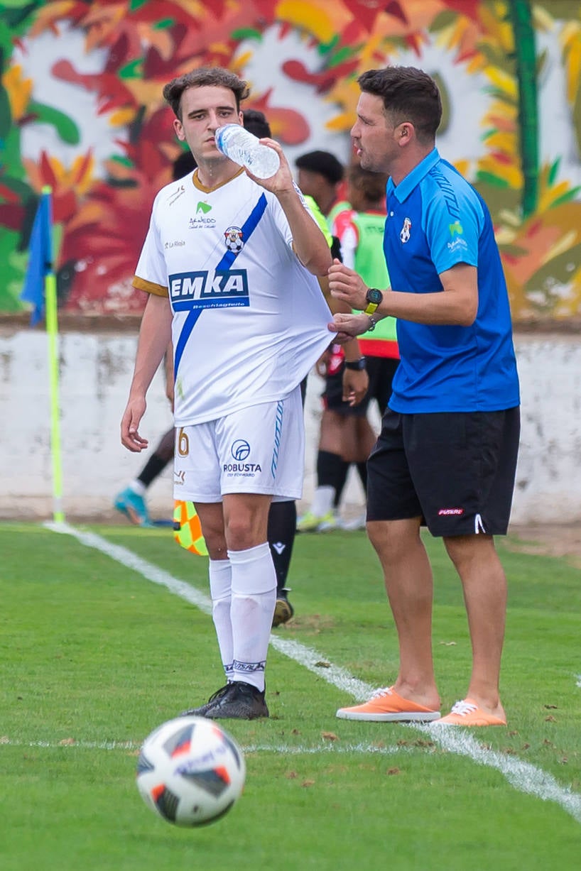 Fotos: Dulce estreno del Arnedo en Segunda RFEF