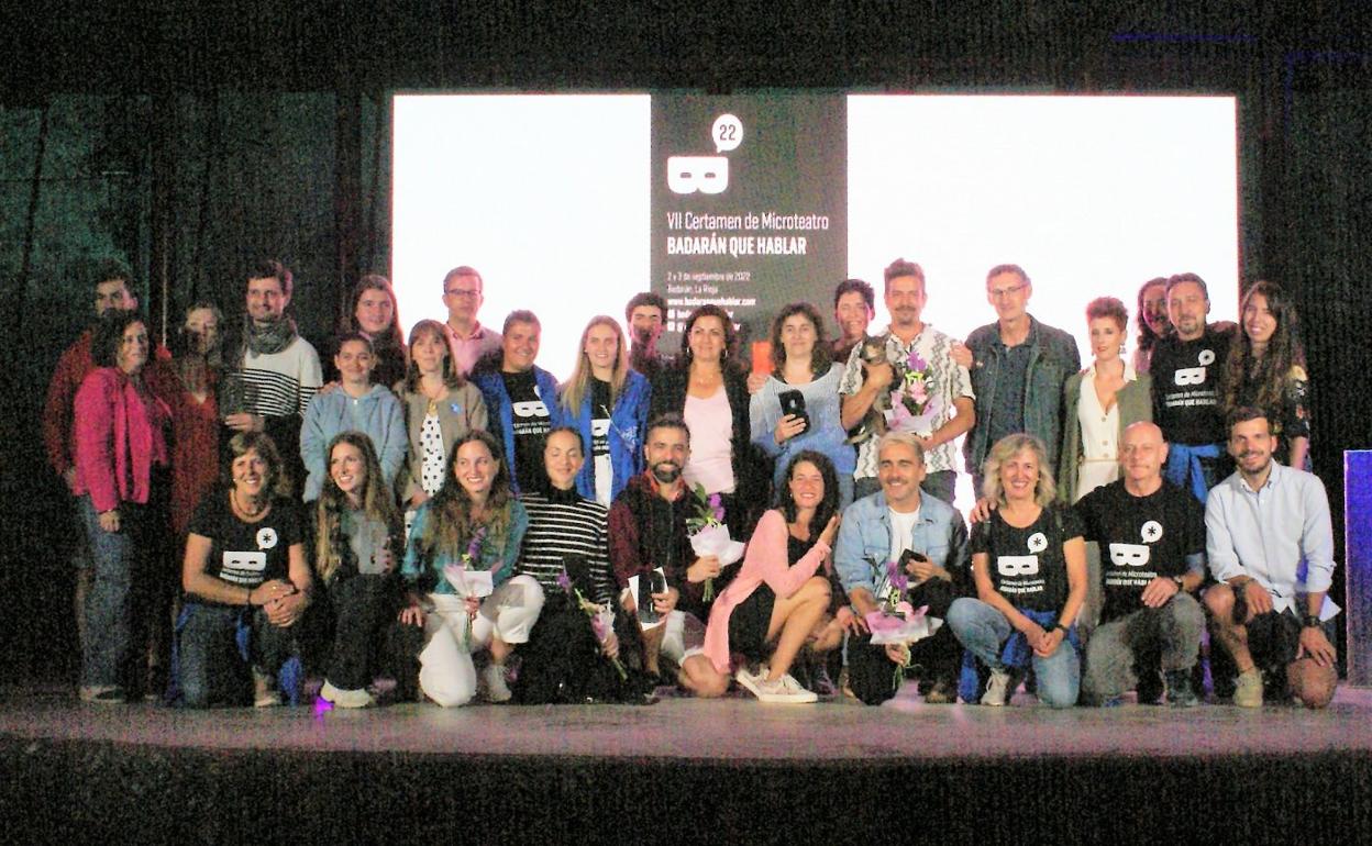 Artistas, autoridades, organizadores y colaboradores, tras la gala. 